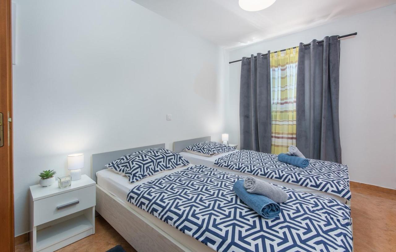 Holiday House Vita Tinjan Room photo