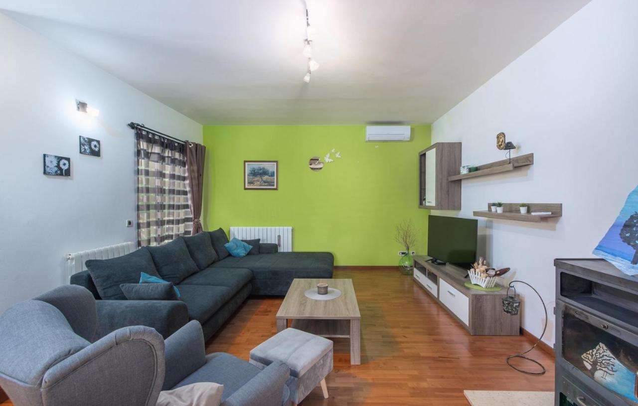 Holiday House Vita Tinjan Room photo