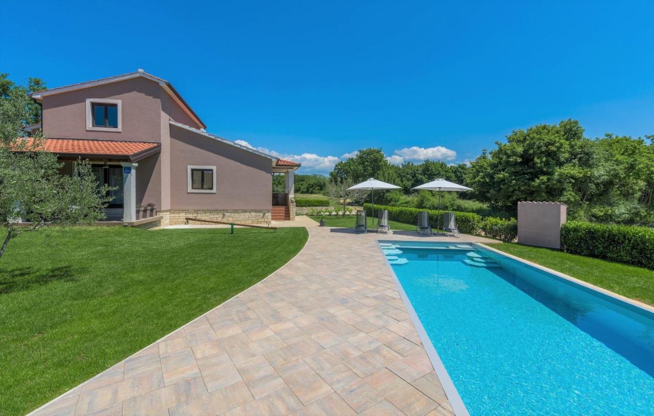 Holiday House Vita Tinjan Exterior photo